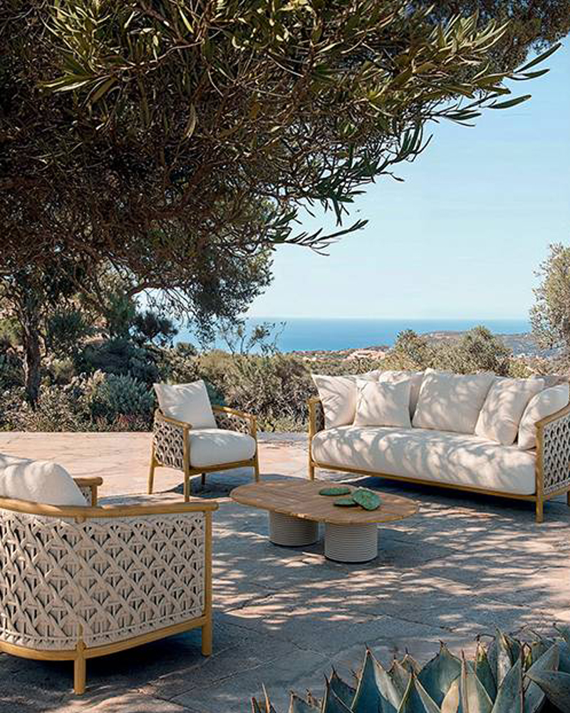 PATIO Lounge mit Olivenbaum und Meerblick