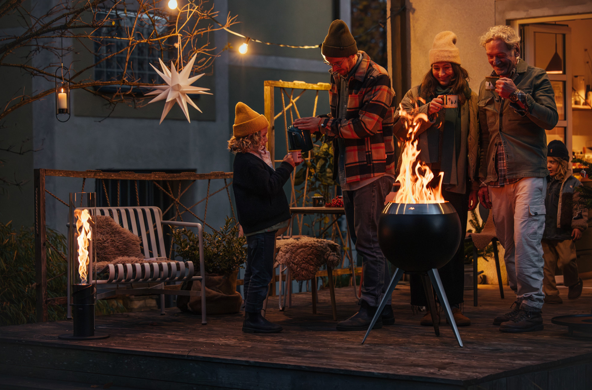 Familie um GLOBE Feuerkorb im Winter