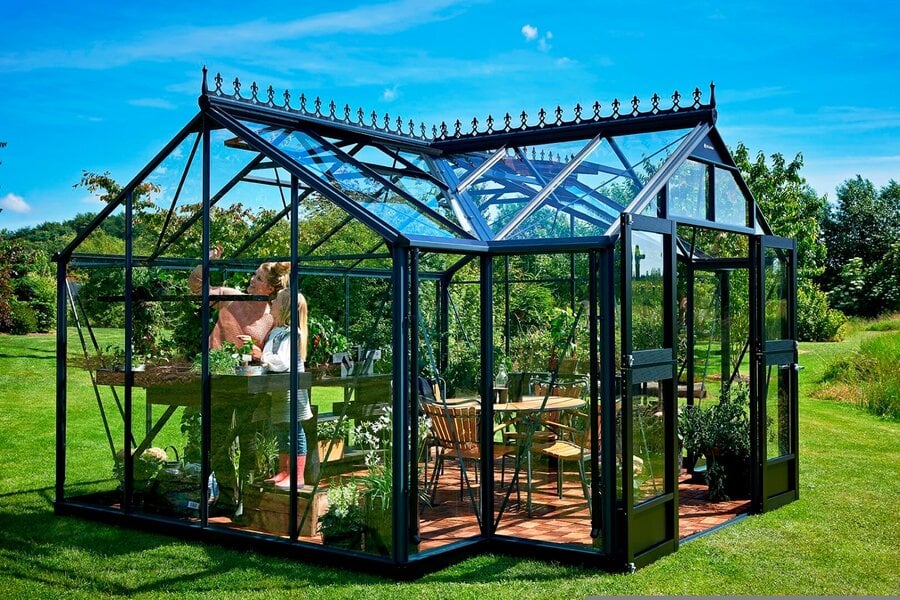 Juliana Orangerie – viktorianisches Gewächshaus mit Gärtnerin