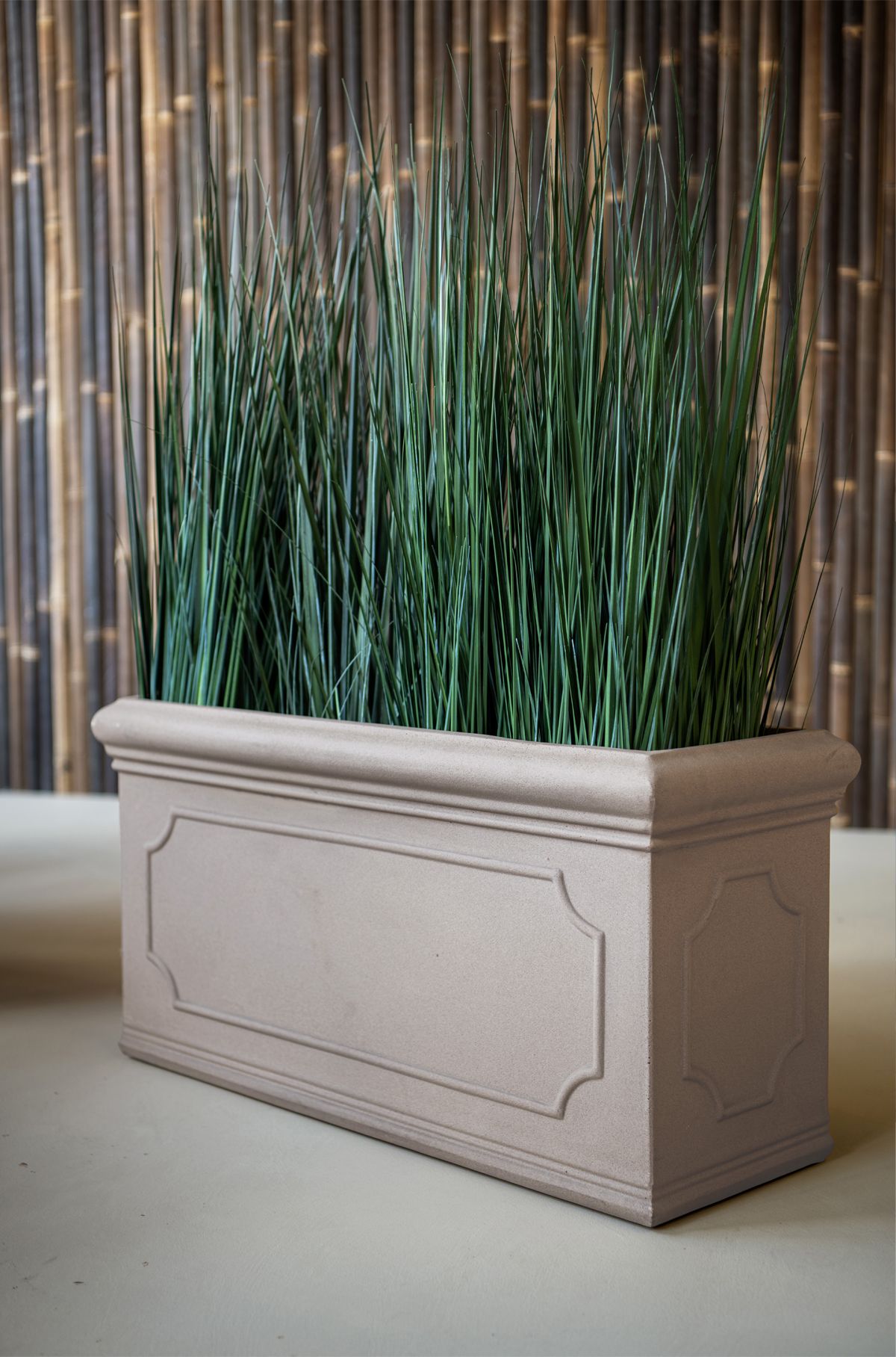 Rechteckiger Pflanztrog mit Ziergräsern