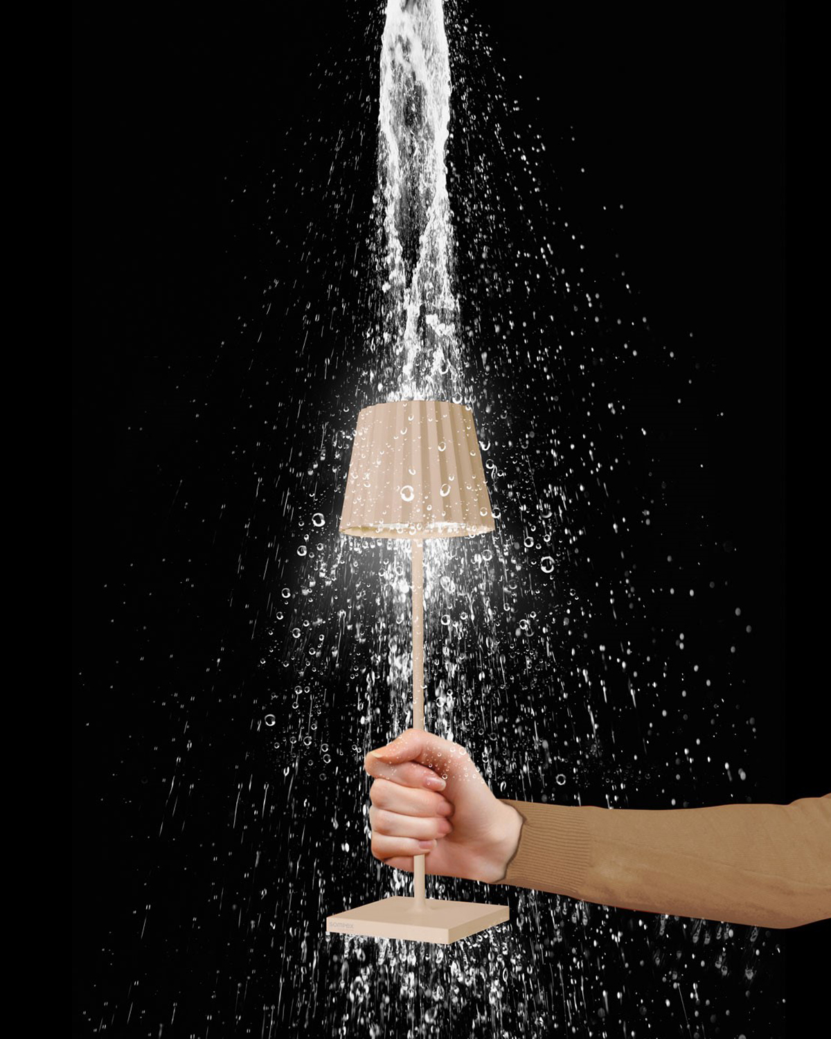 Wasserdichte Tischleuchte unter Wasserstrahl