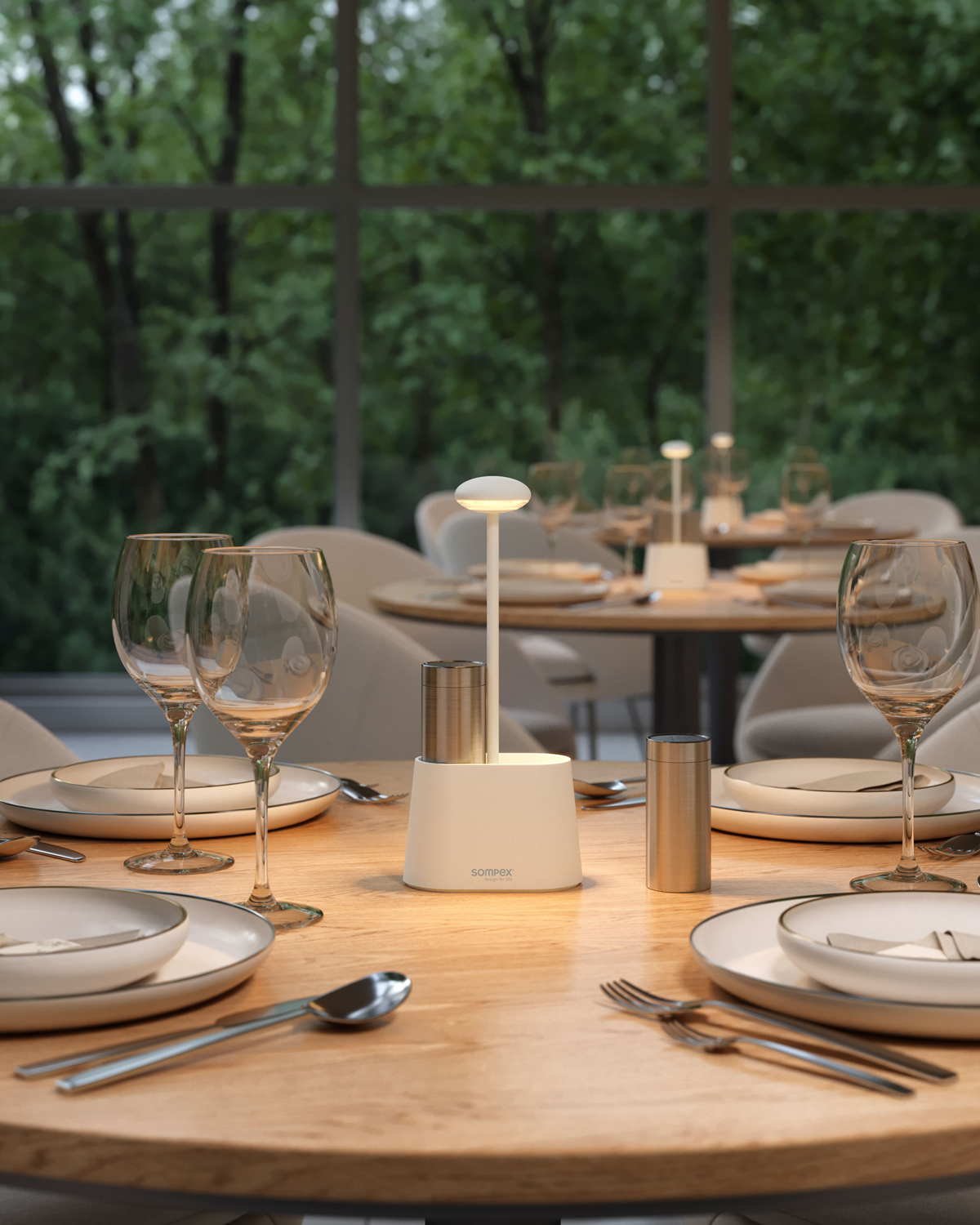 Outdoor Tischleuchte auf Esstisch bei Dämmerung