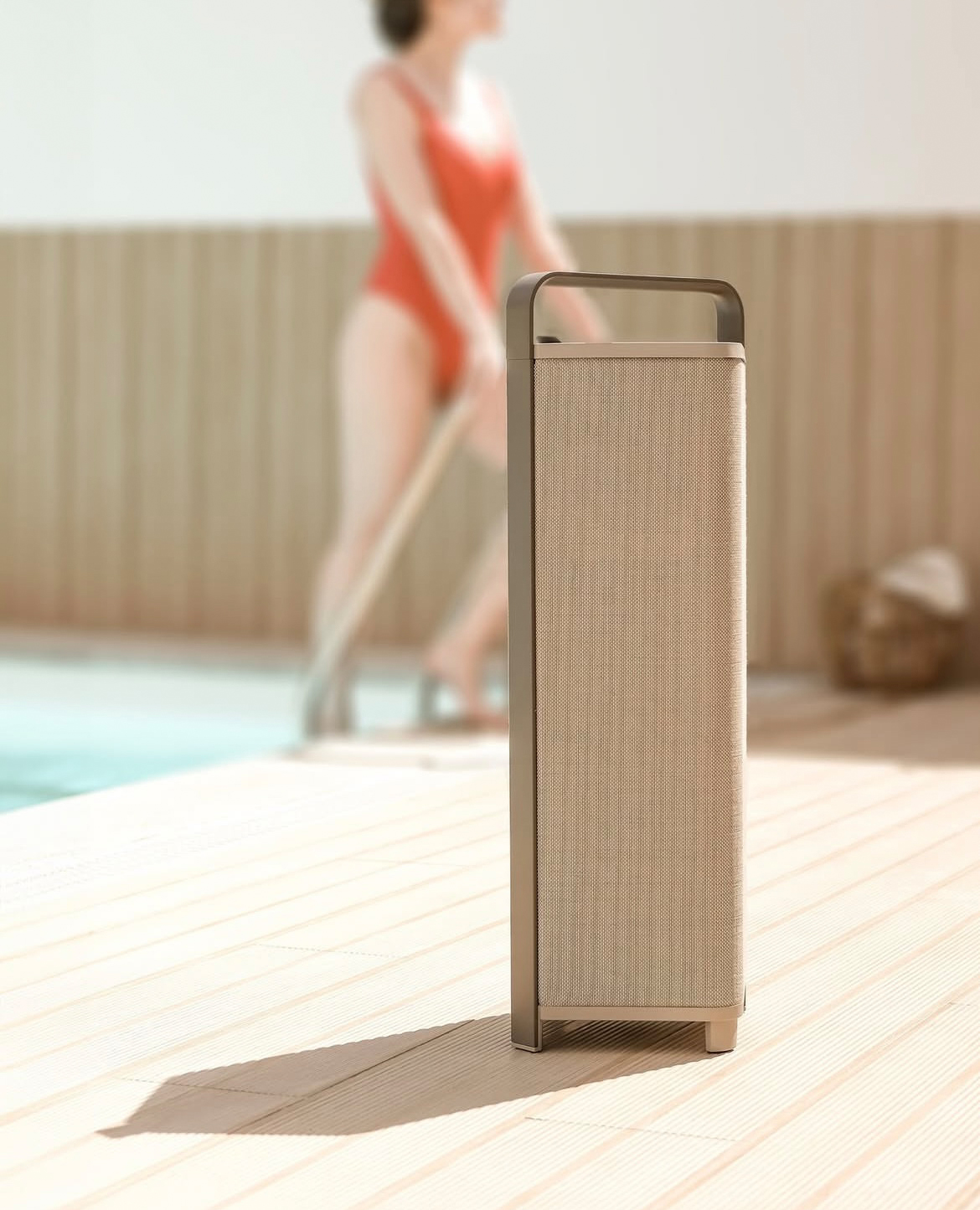 Sonoro am Pool mit Person im Hintergrund