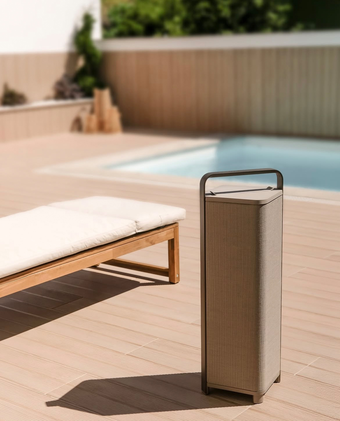 Sonoro P9 neben Teak-Sonnenliege am Pool