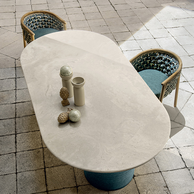 "Patio": Dining Tables in MTC / Travertin-Optik und Rope-Armchairs von Ethimo.