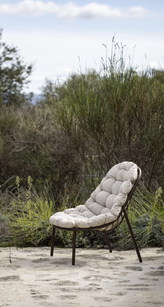 Grüne Oasen – gepolsterter Loungesessel in der Natur