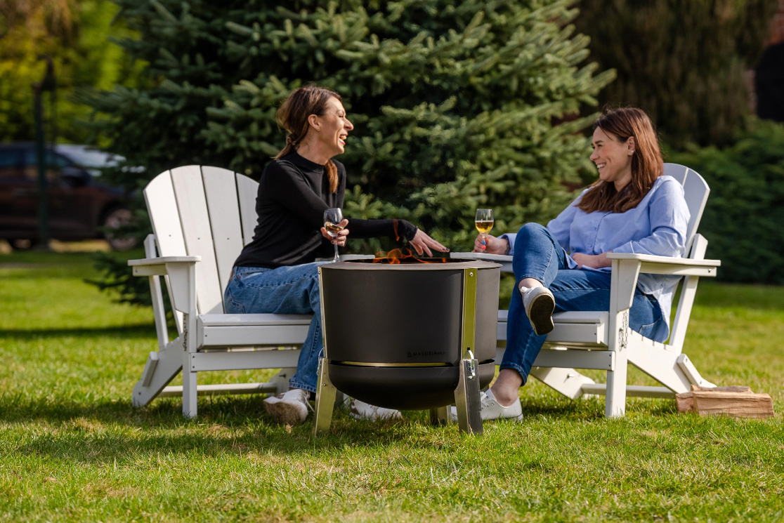 Grüne Oasen – zwei Frauen bei Feuerstelle im Garten
