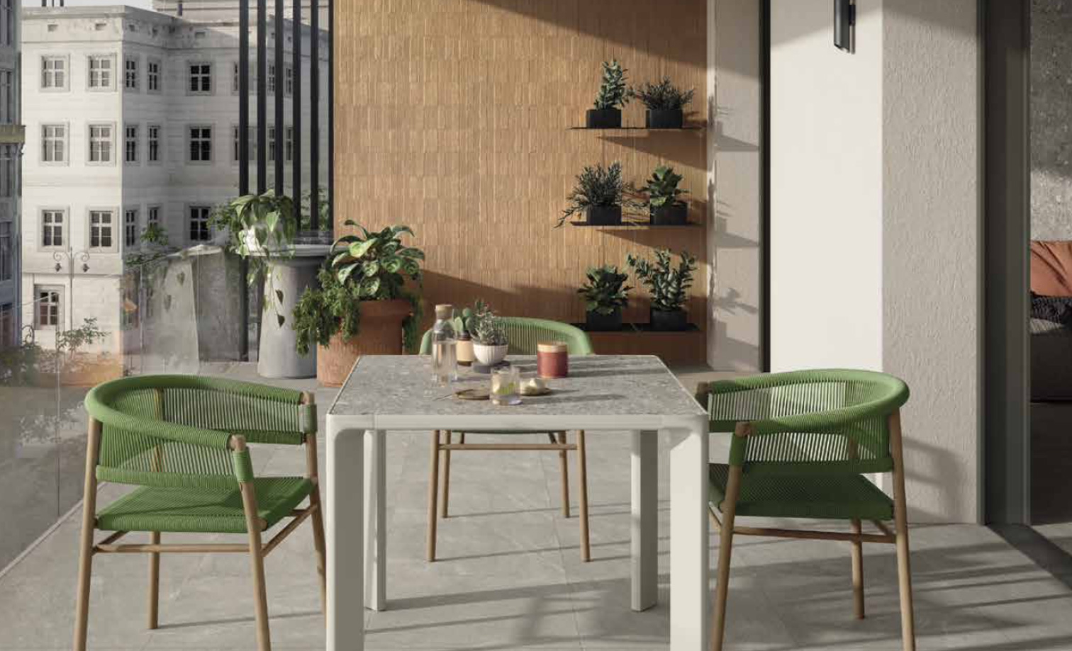 Kleine Paradiese – Stadtbalkon mit grünen Korbstühlen und Marmortisch