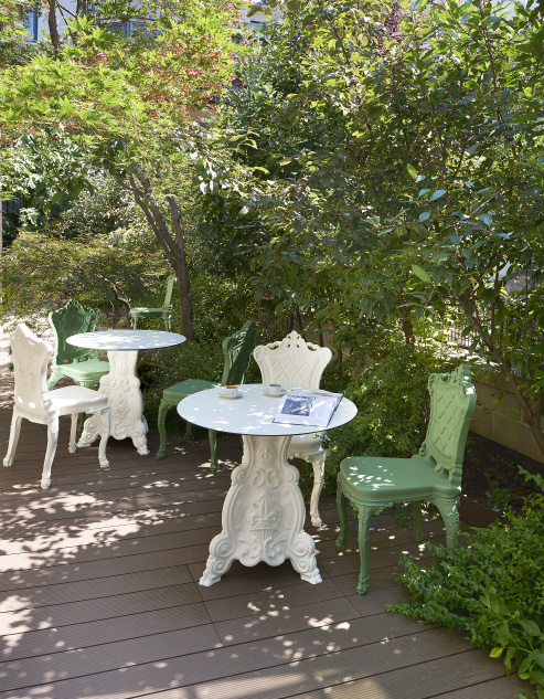 Kleine Paradiese – romantischer Garten mit ornamentalen Bistrostühlen