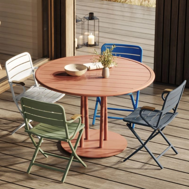 Kleine Paradiese – runder Terrakotta-Tisch mit bunten Klappsesseln